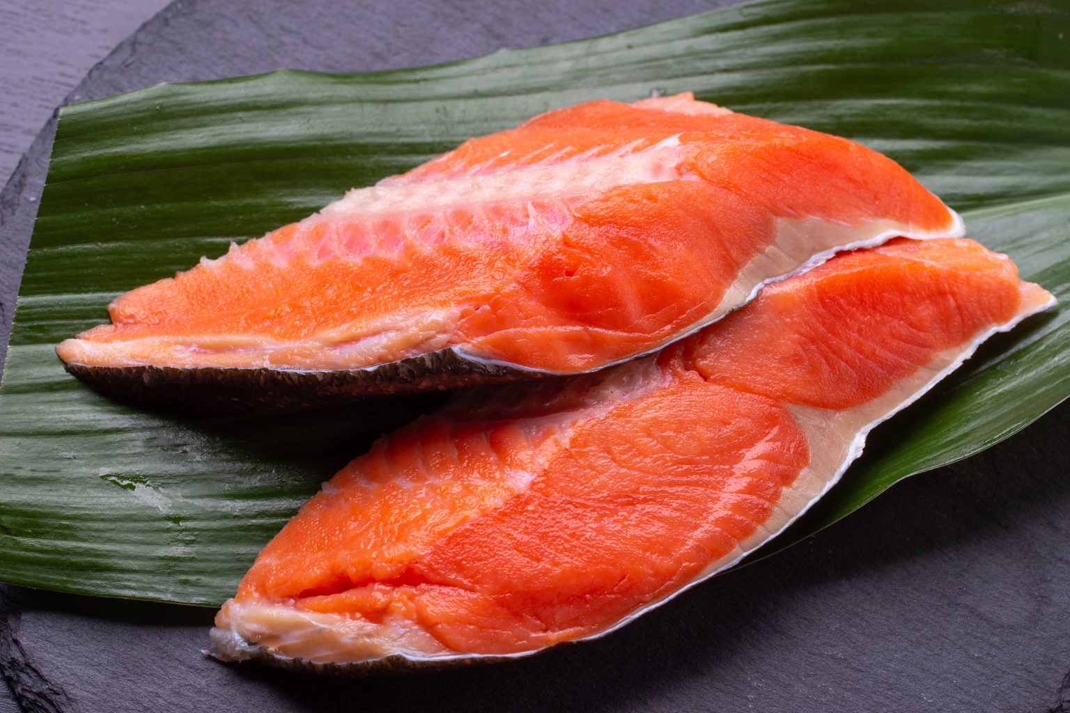 鮭と鱒の違いを知って、毎日の食卓を豊かに | 食べレア北海道|北海道の食材お取り寄せ通販サイト