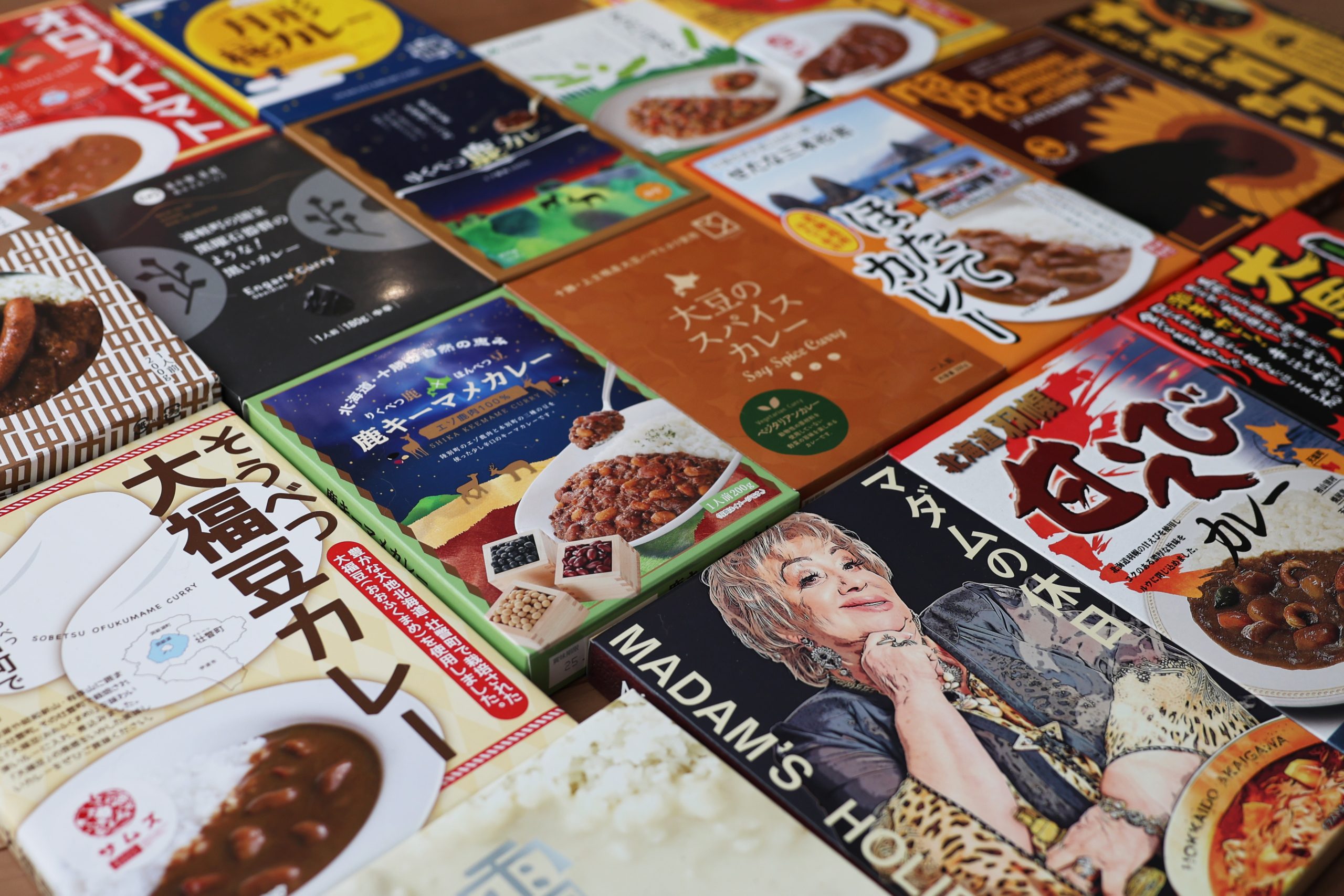 忙しい日こそ“外食級”。北海道ご当地レトルトカレーが「ごちそう